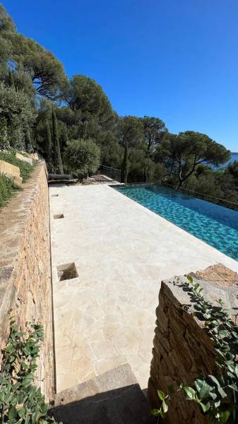 Dallage extérieur, terrasse et plage de piscine en pierre naturelle de France : l'alliance du charme et de la durabilité.