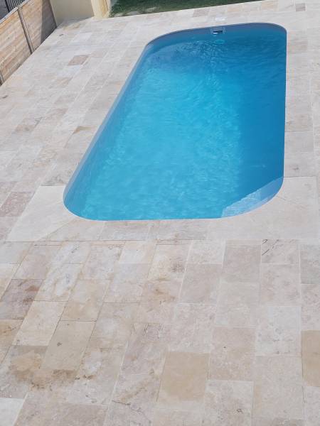 Terrasse et Margelle de piscine sur-mesure en Travertin pierre naturelle