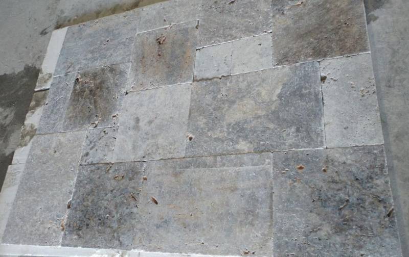 Vendeur de carrelage en pierre TRAVERTIN gris naturelle idéal pour intérieur ou extérieur à AIX EN PROVENCE, BORDEAUX 