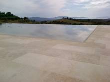 Terrasse pierre naturelle en Provence