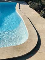 Margelle courbe de piscine en pierre naturelle