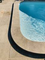 Margelle courbe de piscine en pierre naturelle UZES