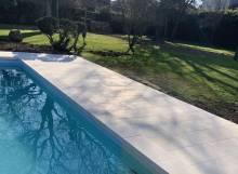 Dallage terrasse pierre naturelle autour de piscine et bassin