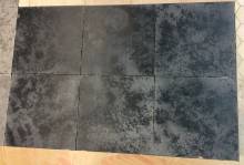 Carrelage en pierre naturelle noir uni patiné ou gris uni patiné, Saint Remy de Provence