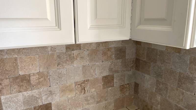 Dallage en Travertin pour Intérieur crédence de cuisine : Élégance, Durabilité et Confort