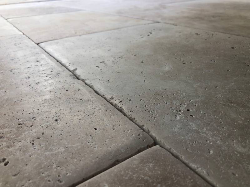 Travertin dalle ancienne pour dallage en intérieur et extérieur, réalisations à Paris