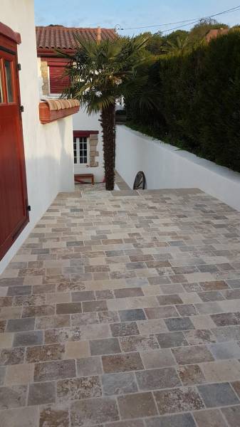 Les parements et pavés en pierres naturelles: un choix durable et élégant