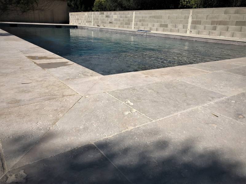 Vente carrelage pierre en travertin pas cher pour piscine à Béziers et Narbonne