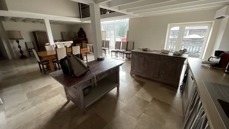 Le travertin, la pierre naturelle qui sublimera votre cuisine BORDEAUX