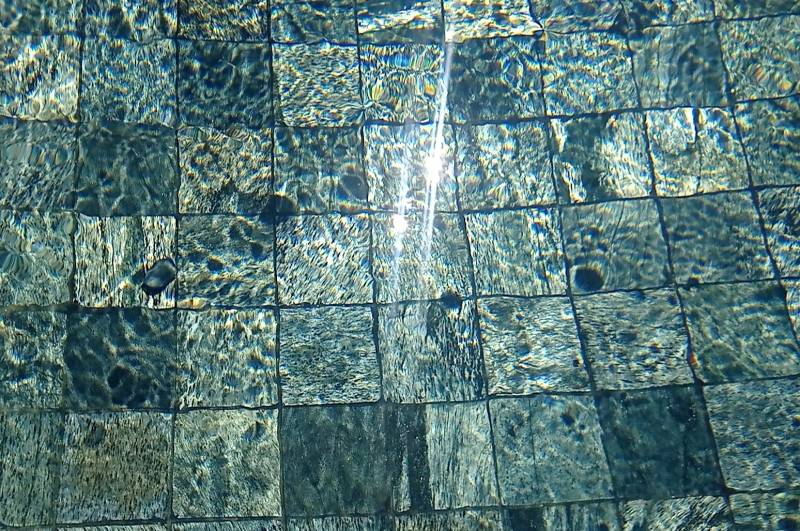 Pierre Naturelle de Bali en Quartzite – Élégance et Résistance pour Piscines et Aménagements.