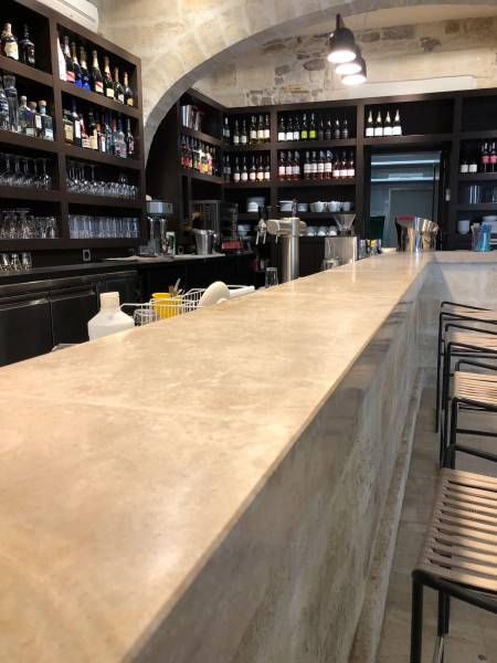 Plateau de bar en pierre massive. Pierre Naturelle au showroom de Paris : 36 rue de Bourgogne 75007 PARIS (uniquement sur RDV)