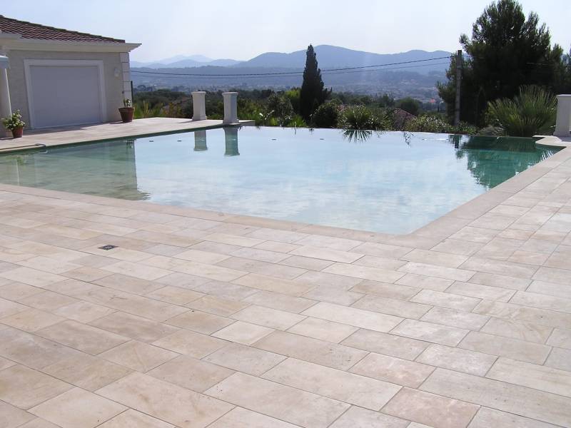 Terrasse pierre naturelle à Saint-Tropez 83 Var