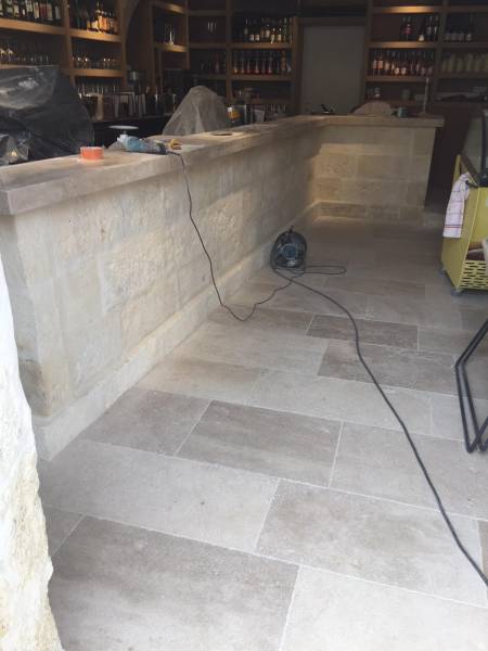 Plateau de bar et dallage en pierre à PARIS