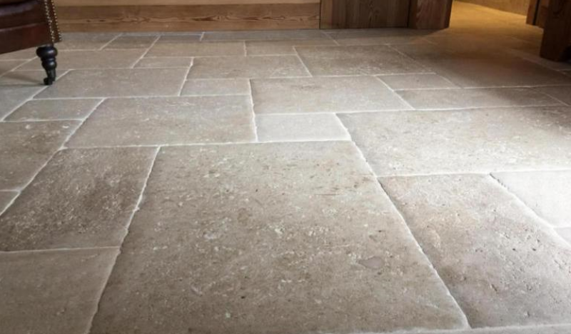 Pierre de Dordogne vieilli et patiné à la main dans nos ateliers de taille de pierre en France