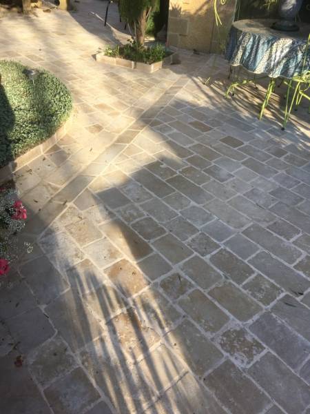 Pavé ANTICA© en Pierre Naturelle de France pour Passage de Voiture et Entrée de Garage – Durabilité et Esthétique.