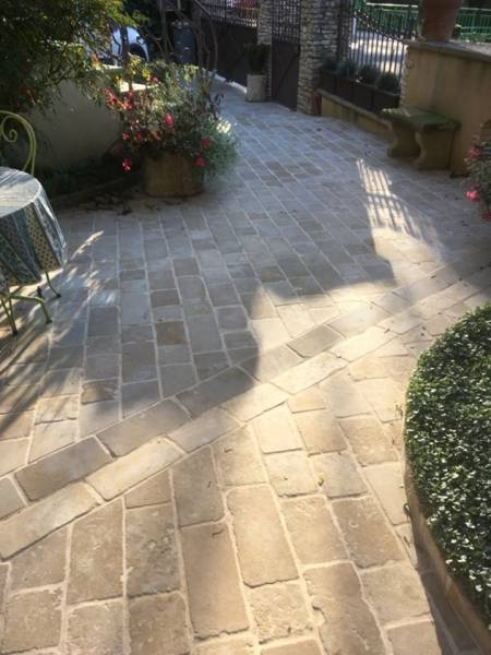 Pavé ANTICA© en Pierre Naturelle de France pour Passage de Voiture et Entrée de Garage – Durabilité et Esthétique.