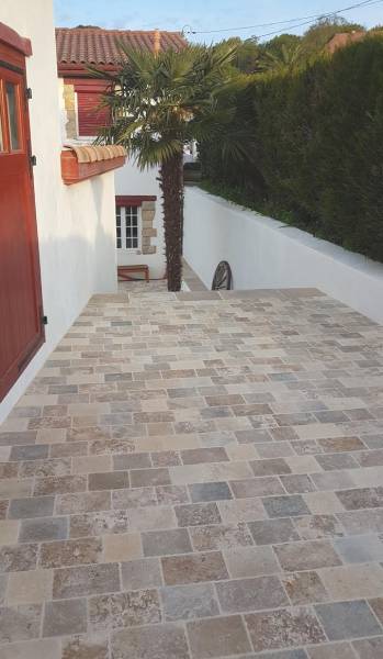 Pavé ANTICA© en Pierre Naturelle de France pour Passage de Voiture et Entrée de Garage – Durabilité et Esthétique.