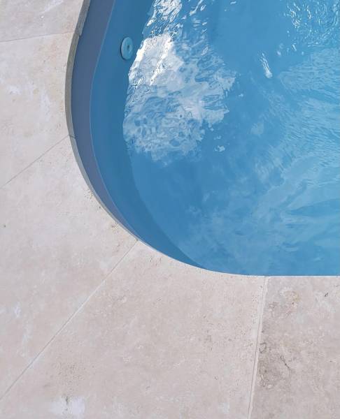 Angle margelle de piscine sur-mesure en Travertin pierre naturelle