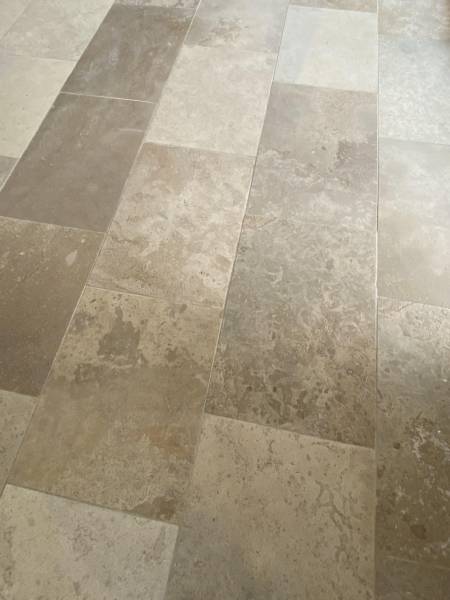 Carrelage pierre en Travertin, pierre naturelle de France et d'importation entre Uzès et Villeneuve-lès-Avignon dans le Gard en Occitanie