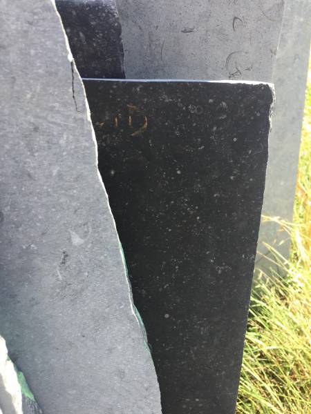 Bleu du Hainaut, pierre de Belgique noire, grise selon finition, La Pierre Naturelle au Showroom de Paris : 36 rue de Bourgogne 75007 PARIS (uniquement sur RDV)