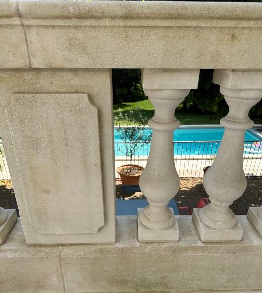 Balustrade en pierre naturelle de Charente, Francepierre. Ecologique, économique et esthétique pour votre intérieur et extérieur