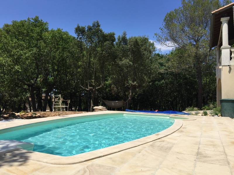 Margelles courbes en pierre naturelle entre Montpellier et Marseille