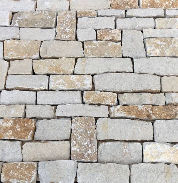 Les parements en pierres naturelles sont un excellent choix pour embellir votre intérieur