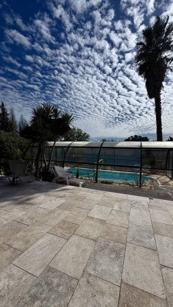 Carrelage en pierre Travertin extérieur pour terrasse et plage de piscine entre Narbonne et Béziers
