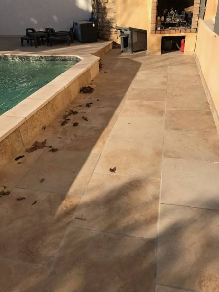 Terrasse dallage pierre de Bourgogne à Nîmes entre Montpellier et Avignon