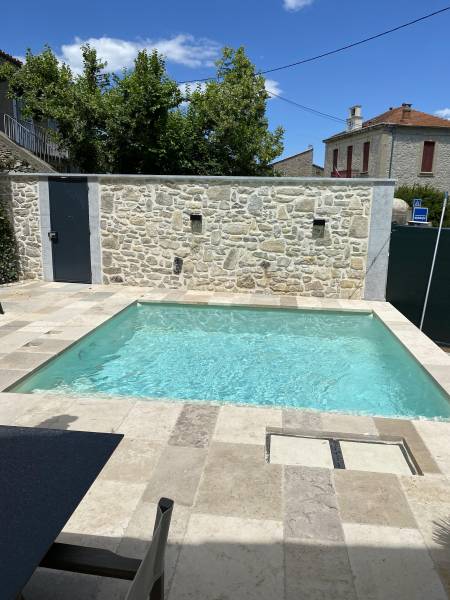 Comparaison entre la Pierre Montagnac Pierre du Périgord et le Travertin