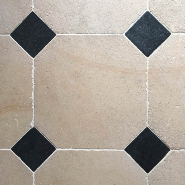 Pierre de Dordogne en octogone + cabochon. Pierres naturelles au showroom de Paris : 36 rue de Bourgogne 75007 Paris (uniquement sur RDV)