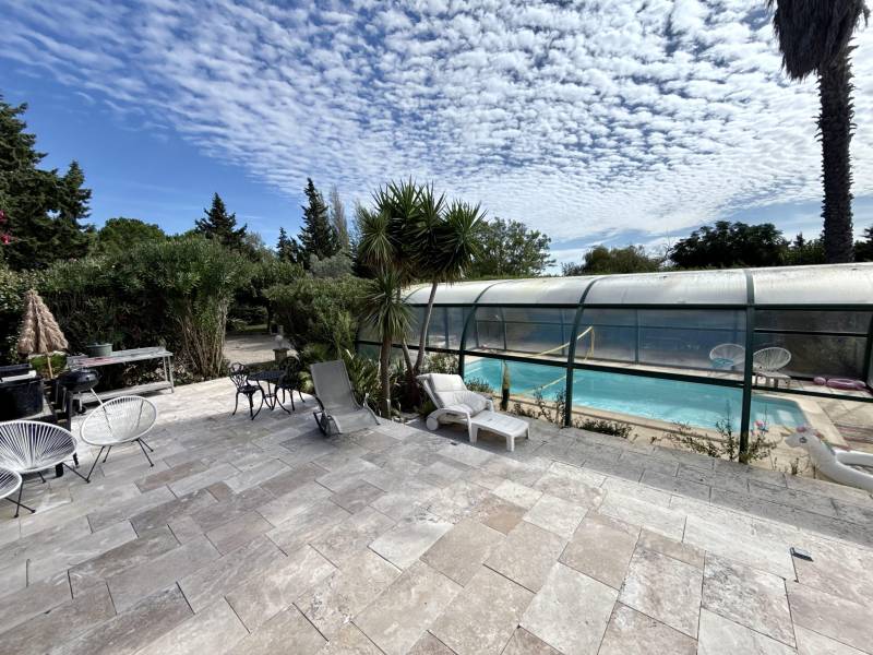 Carrelage en pierre Travertin extérieur pour terrasse et plage de piscine entre Narbonne et Béziers