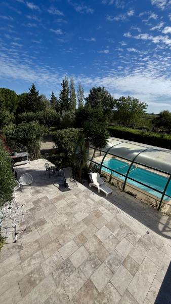 Carrelage en pierre Travertin extérieur pour terrasse et plage de piscine entre Narbonne et Béziers