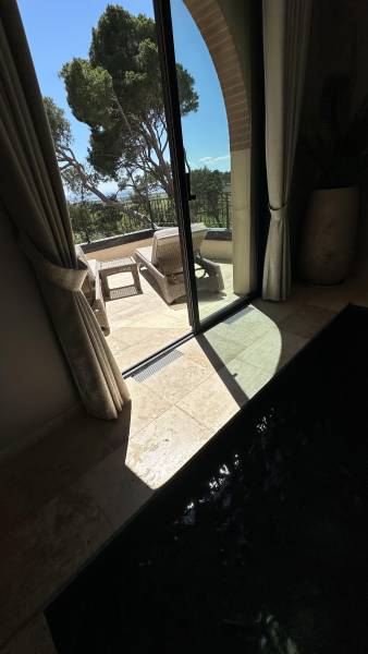 Margelle de Piscine en Travertin pierre naturelle : Élégance et Durabilité pour Votre Espace Aquatique