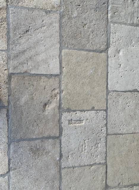 Qu'est-ce que la pierre de Montagnac en dallage?