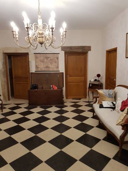 Dallage en damier en pierre de Dordogne pour sol intérieur et sol extérieur, de Paris à Cannes et Bordeaux