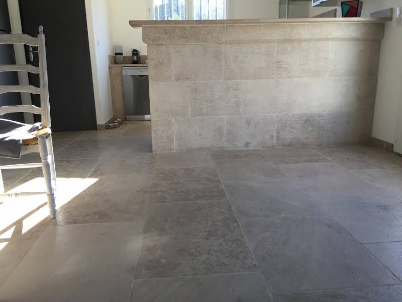 Comptoir et bar en pierre massive + plateau en pierre épaisseur 3cm , proche Avignon et Tavel. Pierre Naturelle au showroom de Paris : 36 rue de Bourgogne 75007 PARIS (uniquement sur RDV)