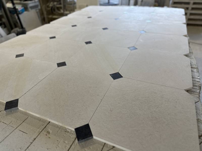 Pierre naturelle claire pour dallage et parement intérieur et extérieur par FRANCEPIERRE – Showroom au 36 rue de Bourgogne, Paris