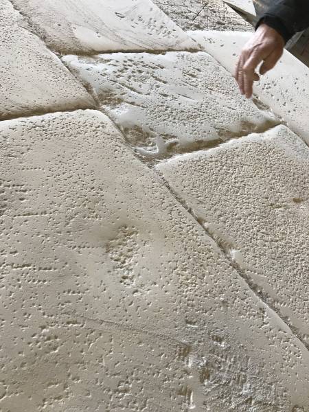 Dallage en pierre vieilli à la main. Pierre du Périgord