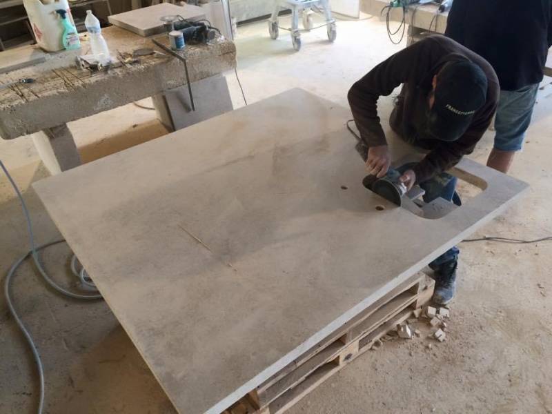 Pierre de FRANCE en tranche et en finition dans l'atelier de Francepierre Valliguières. Pierre Naturelle au showroom de Paris : 36 rue de Bourgogne 75007 PARIS (uniquement sur RDV)