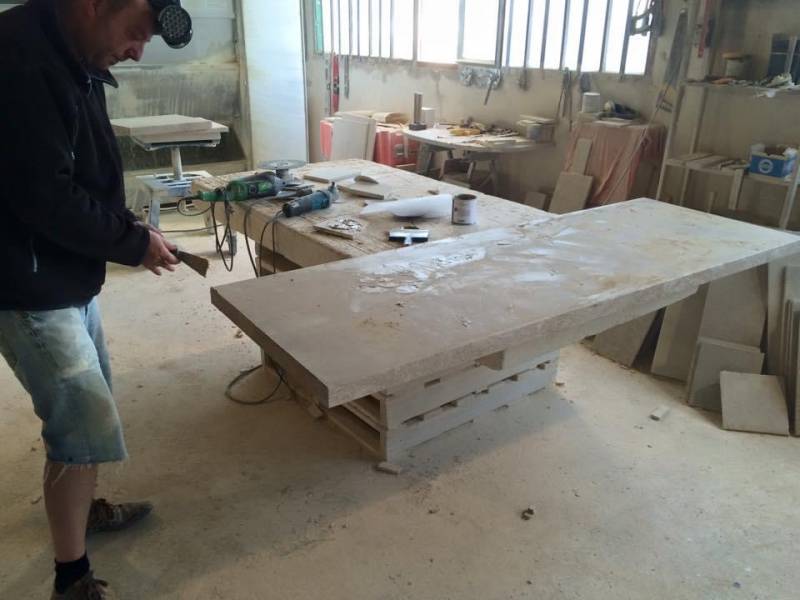 Pierre de FRANCE en tranche et en finition dans l'atelier de Francepierre Valliguières