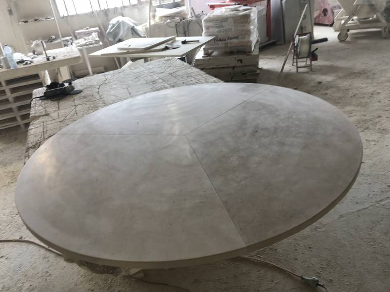 Pierre de FRANCE en tranche et en finition dans l'atelier de Francepierre Valliguières. Pierre Naturelle au showroom de Paris : 36 rue de Bourgogne 75007 PARIS (uniquement sur RDV)