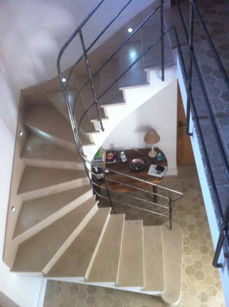 Escalier en pierre naturelle épaisseur 3cm, Nîmes. Pierre Naturelle au showroom de Paris : 36 rue de Bourgogne 75007 PARIS (uniquement sur RDV)