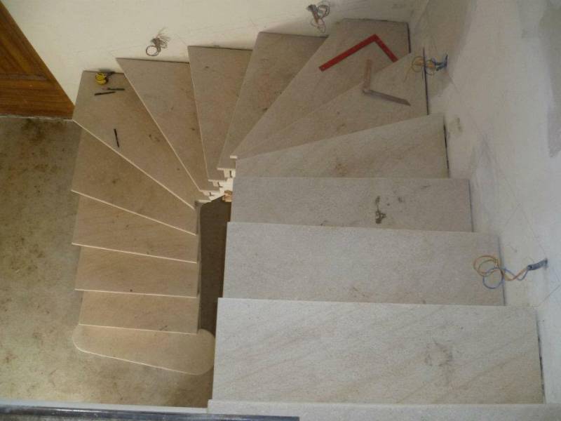 Escalier en pierre naturelle Nîmes. Pierre Naturelle au showroom de Paris : 36 rue de Bourgogne 75007 PARIS (uniquement sur RDV)