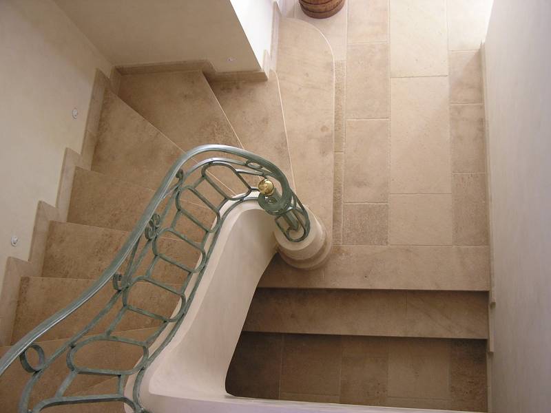 Escalier en pierre naturelle vieillie, Gordes, l'Isle sur la Sorgues, Cavaillon. Pierre Naturelle au showroom de Paris : 36 rue de Bourgogne 75007 PARIS (uniquement sur RDV)