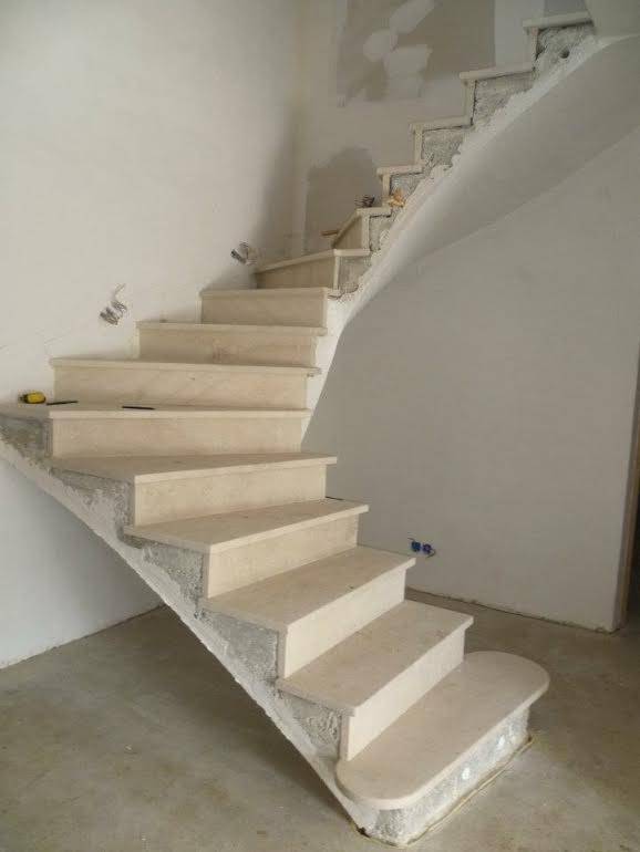 Escalier. Pierre Naturelle au showroom de Paris : 36 rue de Bourgogne 75007 PARIS (uniquement sur RDV)