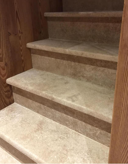 Le travertin est une pierre naturelle calcaire pour escalier intérieur.