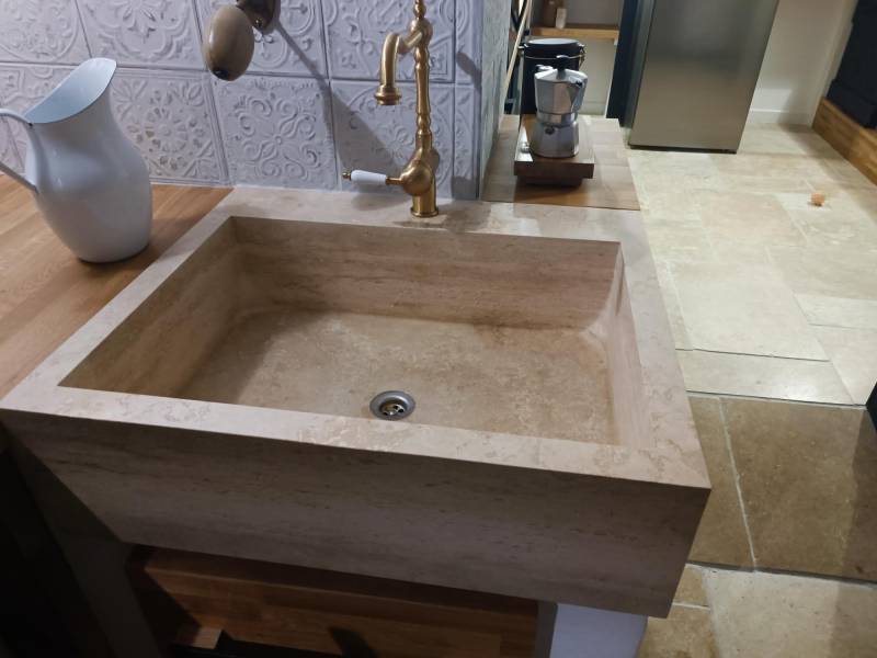 Vasque et évier en Travertin pierre naturelle à Combiers 34 entre Béziers et Narbonne