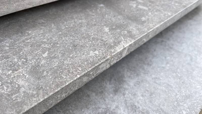 Les pierres naturelles grises pour margelles de piscine et de bassin.