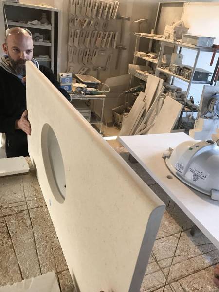 Plan en pierre de Brétigny adouci. Showroom sur RDV au 36 rue de Bourgogne 75007 Paris.
